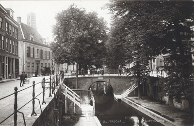 1124 Gezicht op de Nieuwegracht te Utrecht met de Paulusbrug.